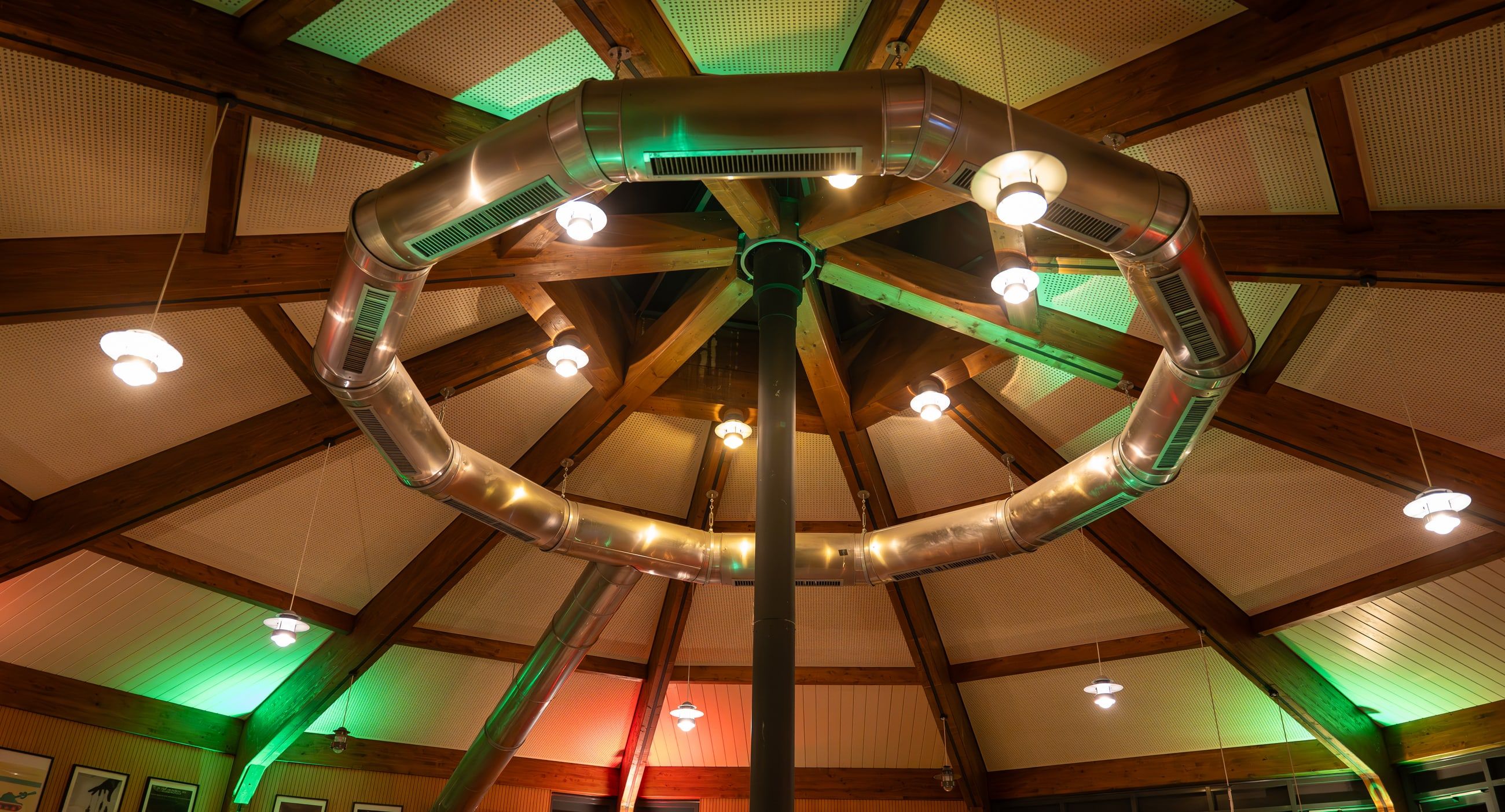 Blick von unten in die Holzkuppel der Rotunde, deren Streben sternförmig auf einen runden Lichtkranz in der Mitte zulaufen