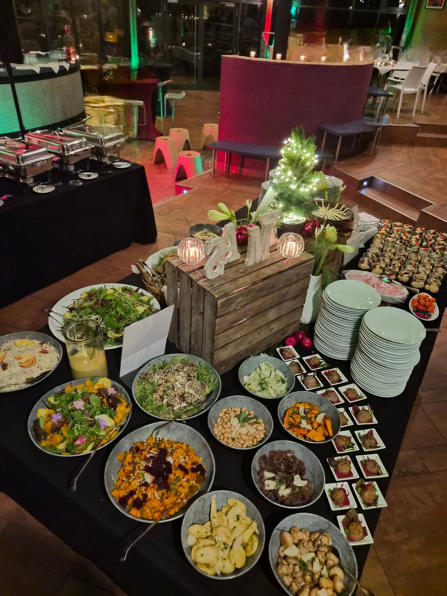 Buffet von METZ. in der Rotunde mit Salaten, Antipasti und kleinen Desserts in Schalen und Gläsern