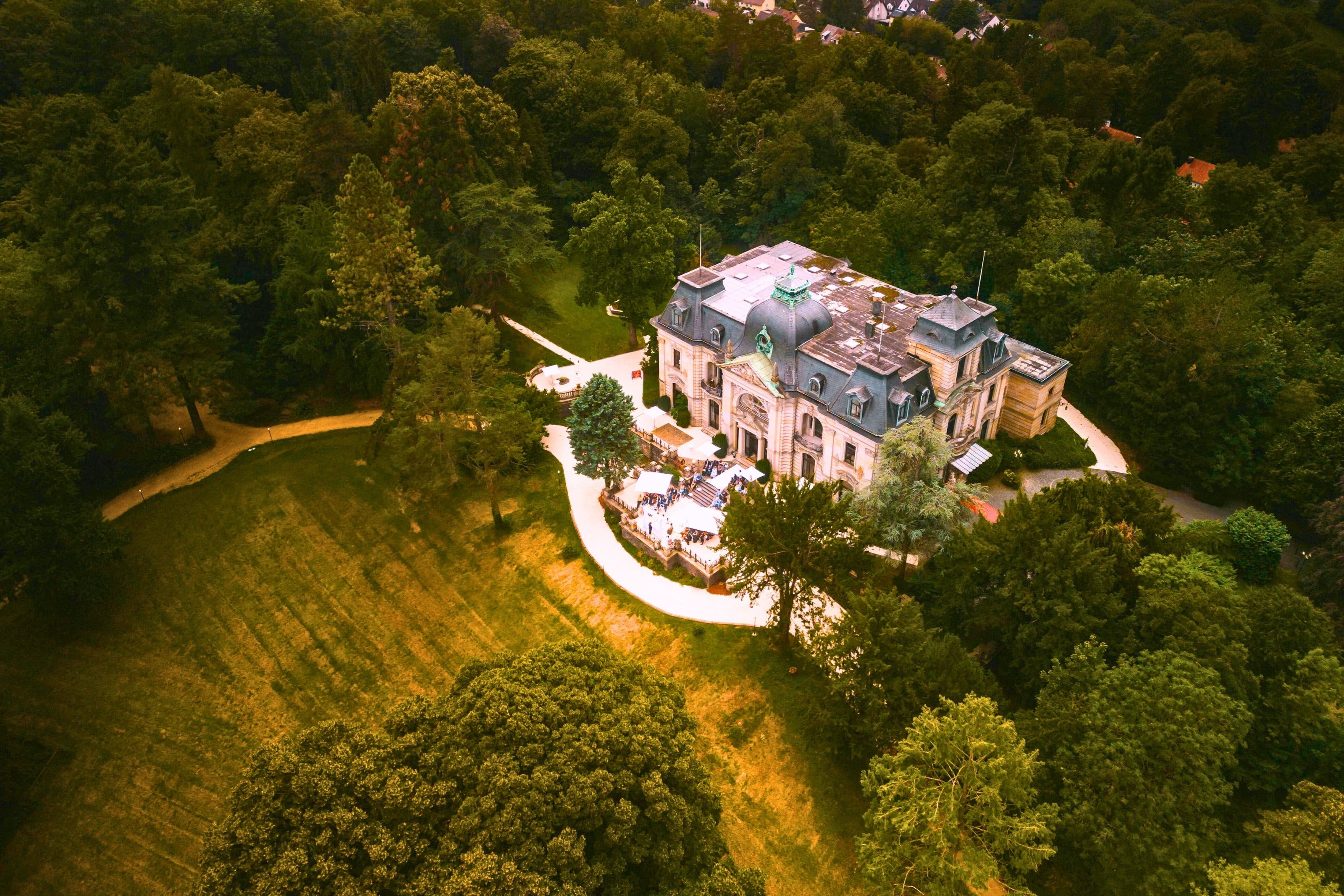 Die Stella Rheni in Bonn aus der Luft im goldenen Abendlicht, die Villa mit Schieferdach inmitten von Park, Wiese und altem Wald